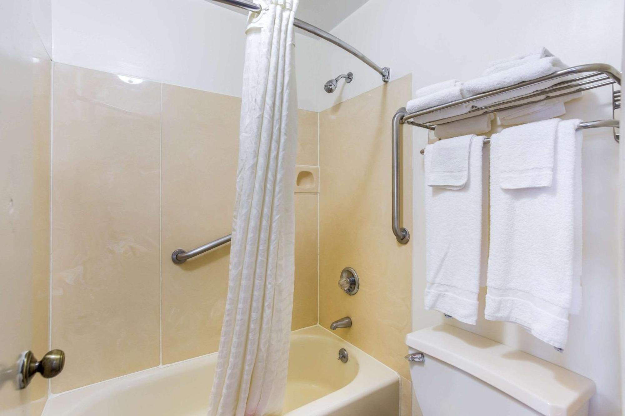 Econo Lodge Лобанон Екстериор снимка